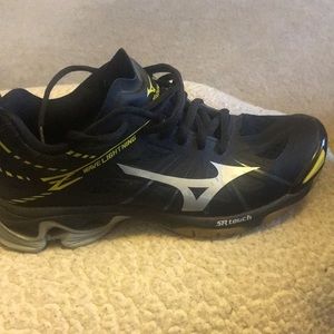 Women’s size 6.5 Mizuno shoes!